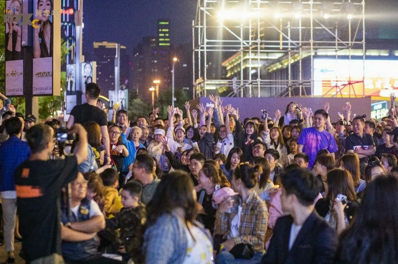 最新火兒游街，城市新風尚與民眾狂歡